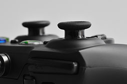 画像ギャラリー No.020のサムネイル画像 / Razer,Xbox 360&PC向けの多ボタン&高機能ゲームパッド「Sabertooth」を発表。さっそく使ってみた