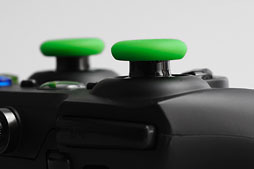 画像ギャラリー No.021のサムネイル画像 / Razer,Xbox 360&PC向けの多ボタン&高機能ゲームパッド「Sabertooth」を発表。さっそく使ってみた