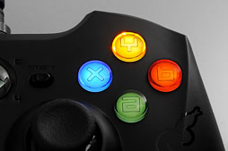 画像ギャラリー No.022のサムネイル画像 / Razer,Xbox 360&PC向けの多ボタン&高機能ゲームパッド「Sabertooth」を発表。さっそく使ってみた