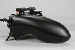 画像ギャラリー No.026のサムネイル画像 / Razer,Xbox 360&PC向けの多ボタン&高機能ゲームパッド「Sabertooth」を発表。さっそく使ってみた