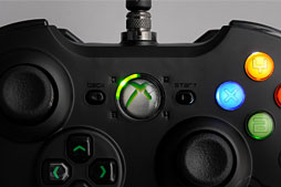 画像ギャラリー No.027のサムネイル画像 / Razer,Xbox 360&PC向けの多ボタン&高機能ゲームパッド「Sabertooth」を発表。さっそく使ってみた