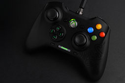 画像ギャラリー No.028のサムネイル画像 / Razer,Xbox 360&PC向けの多ボタン&高機能ゲームパッド「Sabertooth」を発表。さっそく使ってみた
