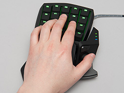 画像ギャラリー No.003のサムネイル画像 / 左手用キーパッドの新顔「Razer Orbweaver」レビュー。Razerらしいデザインに一新され，カスタマイズ性も高く