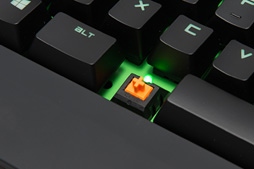 画像ギャラリー No.020のサムネイル画像 / Razer独自の「緑軸」「オレンジ軸」メカニカルキースイッチは買いか？ ゲーマー向けキーボード「BlackWidow」の新モデルをテスト