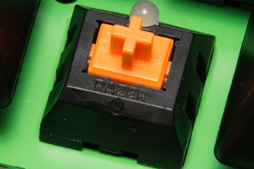 画像ギャラリー No.025のサムネイル画像 / Razer独自の「緑軸」「オレンジ軸」メカニカルキースイッチは買いか？ ゲーマー向けキーボード「BlackWidow」の新モデルをテスト