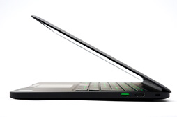 画像ギャラリー No.011のサムネイル画像 / 「Razer Blade（2014）」ファーストインプレッション。ついに日本へやってきたRazer印のノートPCは薄くて熱い!?
