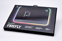 画像ギャラリー No.002のサムネイル画像 / 約1677万色で光るゲーマー向けマウスパッド「Razer Firefly」を使ってみた。室内でほのかに光り，暗所ではやたらと目立つ