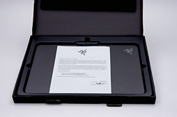画像ギャラリー No.003のサムネイル画像 / 約1677万色で光るゲーマー向けマウスパッド「Razer Firefly」を使ってみた。室内でほのかに光り，暗所ではやたらと目立つ