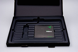 画像ギャラリー No.004のサムネイル画像 / 約1677万色で光るゲーマー向けマウスパッド「Razer Firefly」を使ってみた。室内でほのかに光り，暗所ではやたらと目立つ