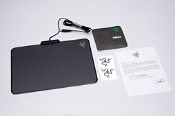 画像ギャラリー No.005のサムネイル画像 / 約1677万色で光るゲーマー向けマウスパッド「Razer Firefly」を使ってみた。室内でほのかに光り，暗所ではやたらと目立つ