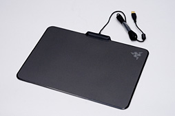 画像ギャラリー No.006のサムネイル画像 / 約1677万色で光るゲーマー向けマウスパッド「Razer Firefly」を使ってみた。室内でほのかに光り，暗所ではやたらと目立つ