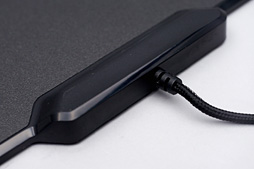 画像ギャラリー No.007のサムネイル画像 / 約1677万色で光るゲーマー向けマウスパッド「Razer Firefly」を使ってみた。室内でほのかに光り，暗所ではやたらと目立つ