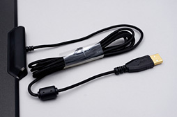 画像ギャラリー No.008のサムネイル画像 / 約1677万色で光るゲーマー向けマウスパッド「Razer Firefly」を使ってみた。室内でほのかに光り，暗所ではやたらと目立つ