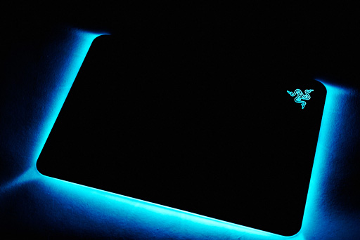 画像ギャラリー No.012のサムネイル画像 / 約1677万色で光るゲーマー向けマウスパッド「Razer Firefly」を使ってみた。室内でほのかに光り，暗所ではやたらと目立つ
