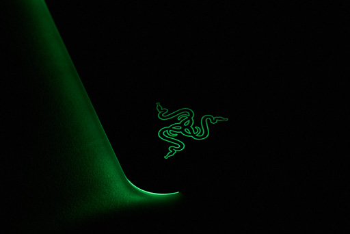 画像ギャラリー No.013のサムネイル画像 / 約1677万色で光るゲーマー向けマウスパッド「Razer Firefly」を使ってみた。室内でほのかに光り，暗所ではやたらと目立つ