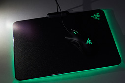画像ギャラリー No.023のサムネイル画像 / 約1677万色で光るゲーマー向けマウスパッド「Razer Firefly」を使ってみた。室内でほのかに光り，暗所ではやたらと目立つ