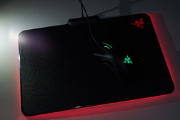 画像ギャラリー No.024のサムネイル画像 / 約1677万色で光るゲーマー向けマウスパッド「Razer Firefly」を使ってみた。室内でほのかに光り，暗所ではやたらと目立つ