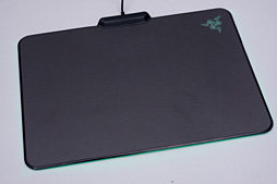 画像ギャラリー No.026のサムネイル画像 / 約1677万色で光るゲーマー向けマウスパッド「Razer Firefly」を使ってみた。室内でほのかに光り，暗所ではやたらと目立つ
