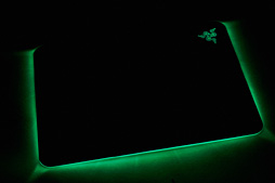 画像ギャラリー No.027のサムネイル画像 / 約1677万色で光るゲーマー向けマウスパッド「Razer Firefly」を使ってみた。室内でほのかに光り，暗所ではやたらと目立つ