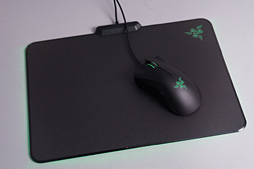 画像ギャラリー No.028のサムネイル画像 / 約1677万色で光るゲーマー向けマウスパッド「Razer Firefly」を使ってみた。室内でほのかに光り，暗所ではやたらと目立つ
