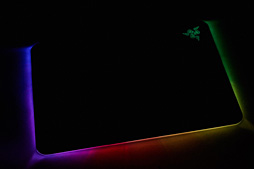 画像ギャラリー No.029のサムネイル画像 / 約1677万色で光るゲーマー向けマウスパッド「Razer Firefly」を使ってみた。室内でほのかに光り，暗所ではやたらと目立つ