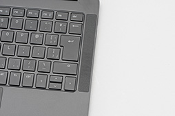 画像ギャラリー No.019のサムネイル画像 / 単体GPUを持たないRazer製Ultrabookは意外な優等生。「Blade Stealth」ファーストインプレッション