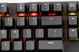 画像ギャラリー No.037のサムネイル画像 / 「Razer BlackWidow X Chroma」英語配列モデルを試す。「X」付きのBlackWidowは,従来モデルと何が違うのか