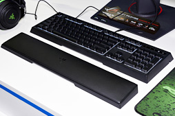 画像ギャラリー No.004のサムネイル画像 / ［TGS 2016］Razerの新スイッチ「メカ・メンブレン」とは一体ナニモノなのか。搭載キーボード「Razer Ornata」にインテルブースで触れてみた