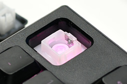 画像ギャラリー No.006のサムネイル画像 / ［TGS 2016］Razerの新スイッチ「メカ・メンブレン」とは一体ナニモノなのか。搭載キーボード「Razer Ornata」にインテルブースで触れてみた