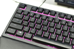 画像ギャラリー No.011のサムネイル画像 / ［TGS 2016］Razerの新スイッチ「メカ・メンブレン」とは一体ナニモノなのか。搭載キーボード「Razer Ornata」にインテルブースで触れてみた