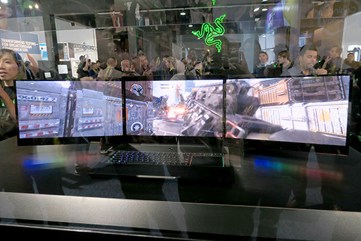 画像ギャラリー No.002のサムネイル画像 / ［CES 2017］3画面標準搭載のゲーマー向けノートPC計画「Valerie」をRazerが披露。ゲームの映像を画面外に投影する特殊なプロジェクタも
