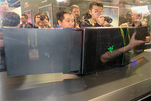 画像ギャラリー No.003のサムネイル画像 / ［CES 2017］3画面標準搭載のゲーマー向けノートPC計画「Valerie」をRazerが披露。ゲームの映像を画面外に投影する特殊なプロジェクタも