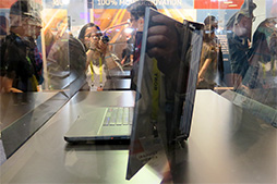 画像ギャラリー No.004のサムネイル画像 / ［CES 2017］3画面標準搭載のゲーマー向けノートPC計画「Valerie」をRazerが披露。ゲームの映像を画面外に投影する特殊なプロジェクタも