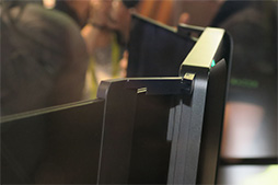 画像ギャラリー No.005のサムネイル画像 / ［CES 2017］3画面標準搭載のゲーマー向けノートPC計画「Valerie」をRazerが披露。ゲームの映像を画面外に投影する特殊なプロジェクタも