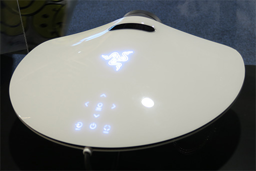 画像ギャラリー No.010のサムネイル画像 / ［CES 2017］3画面標準搭載のゲーマー向けノートPC計画「Valerie」をRazerが披露。ゲームの映像を画面外に投影する特殊なプロジェクタも