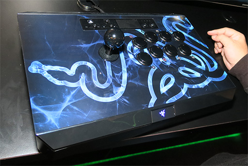 画像ギャラリー No.011のサムネイル画像 / ［CES 2017］Razer初のPS4用ゲームパッド「Raiju」。2万円超級のPS公式ライセンス取得済み入力デバイスに触ってきた