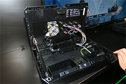 画像ギャラリー No.012のサムネイル画像 / ［CES 2017］Razer初のPS4用ゲームパッド「Raiju」。2万円超級のPS公式ライセンス取得済み入力デバイスに触ってきた