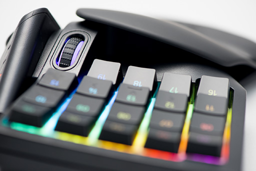 画像ギャラリー No.005のサムネイル画像 / 注目のホイール付き左手用キーパッド「Razer Tartarus V2」本日発売。ひとまず光らせてみた