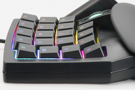 画像ギャラリー No.011のサムネイル画像 / 注目のホイール付き左手用キーパッド「Razer Tartarus V2」本日発売。ひとまず光らせてみた