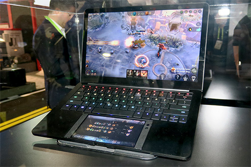 画像ギャラリー No.003のサムネイル画像 / ［CES 2018］Razer Phoneを填め込んで使うノートPC風コンセプトモデル「Project Linda」が登場。2.1chスピーカーと「HyperFlux」も