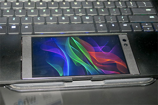 画像ギャラリー No.004のサムネイル画像 / ［CES 2018］Razer Phoneを填め込んで使うノートPC風コンセプトモデル「Project Linda」が登場。2.1chスピーカーと「HyperFlux」も