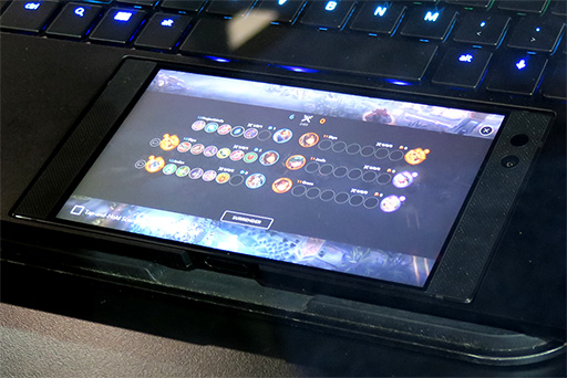 画像ギャラリー No.005のサムネイル画像 / ［CES 2018］Razer Phoneを填め込んで使うノートPC風コンセプトモデル「Project Linda」が登場。2.1chスピーカーと「HyperFlux」も