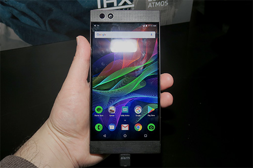 画像ギャラリー No.006のサムネイル画像 / ［CES 2018］Razer Phoneを填め込んで使うノートPC風コンセプトモデル「Project Linda」が登場。2.1chスピーカーと「HyperFlux」も