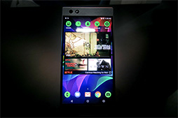 画像ギャラリー No.008のサムネイル画像 / ［CES 2018］Razer Phoneを填め込んで使うノートPC風コンセプトモデル「Project Linda」が登場。2.1chスピーカーと「HyperFlux」も