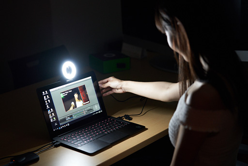 画像ギャラリー No.003のサムネイル画像 / リングライト付きWebカメラ「Razer Kiyo」を試す。最小限の照明でけっこうキレイに顔出し配信できるアイテムだ