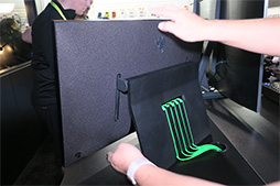 画像ギャラリー No.009のサムネイル画像 / Razer初の液晶ディスプレイ「Raptor」展示機レポート。見れば見るほど欲しくなるデザインだ