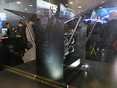 Razer初のPCケース「Tomahawk Elite」は天板自動開閉システムと跳ね上がる側面ガラスパネルを搭載