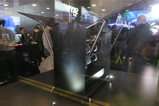 画像ギャラリー No.002のサムネイル画像 / Razer初のPCケース「Tomahawk Elite」は天板自動開閉システムと跳ね上がる側面ガラスパネルを搭載