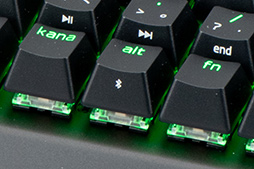 画像ギャラリー No.017のサムネイル画像 / 【PR】Razerのミニキーボード「BlackWidow V3 Mini」を試す。ワイヤレスでもUSBでも使える便利さが魅力だ