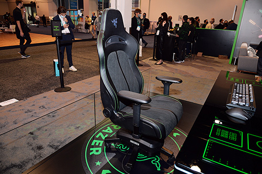 画像ギャラリー No.003のサムネイル画像 / Razer，振動機能付きチェアや天板にさまざまな機能を組み込めるデスク，音声明瞭化機能付きマスクをCES 2022で公開